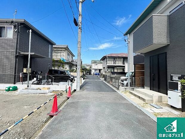 周辺は落ち着いた街並みの住宅地！子育てがしやすい住環境です！まだ未完成ですが、現地でしかわからない事もございます。是非一度ご覧ください。