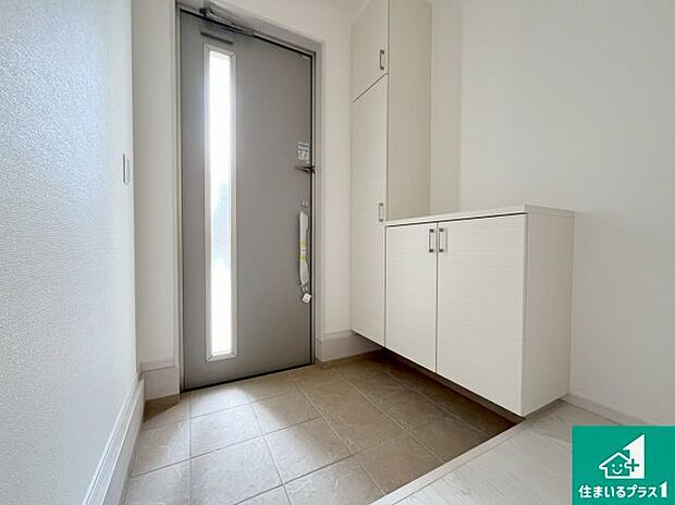 【玄関】シューズボックスにはたくさんの靴が収納できるので玄関周りはいつもスッキリ！ご家族が増えても安心！