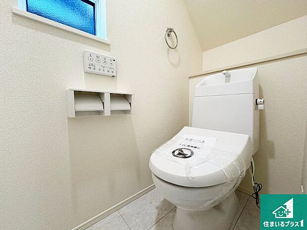 【トイレ】1・2階の2ヶ所にあるので、朝の忙しい時間の順番待ちもなく、深夜の利用にも大変便利です。