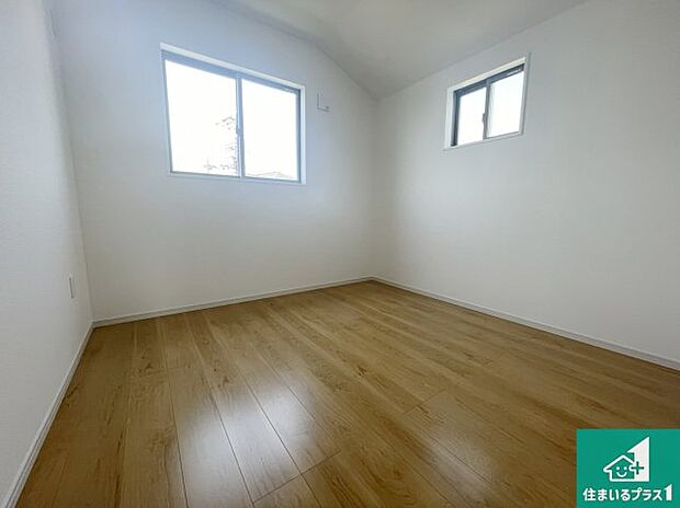 【洋室】シンプルな洋室は、自分好みのインテリアが楽しめます♪ご家族とインテリアや家具を選びに行くのは新築購入時の醍醐味の一つです。ぜひお楽しみください♪