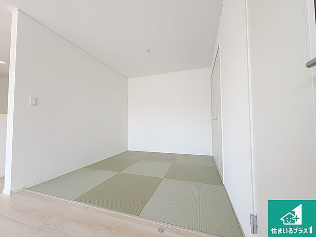 【和室】一室あると便利な和室は客間としてだけでなく、小さなお子様のプレイルームや食後のくつろぎスペースとしてもご利用いただけます。収納もついていますので大活躍間違いなし!