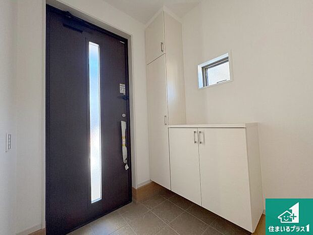 【玄関】シューズボックスにはたくさんの靴が収納できるので玄関周りはいつもスッキリ！ご家族が増えても安心！