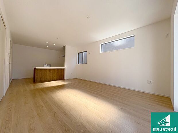 【居間・リビング】日当たり良好の明るいリビングで朝の目覚めもスッキリできそう！対面キッチンでご家族のコミュニケーションも自然と増える設計！小さなお子様が遊ぶスペースを作っても広々とくつろげるLDK！