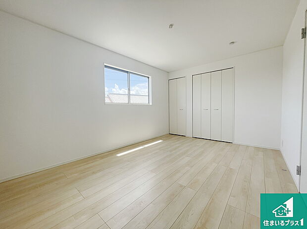 【洋室】シンプルな洋室は、自分好みのインテリアが楽しめます♪ご家族とインテリアや家具を選びに行くのは新築購入時の醍醐味の一つです。ぜひお楽しみください♪