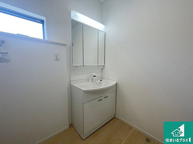 【独立洗面台】清潔感のある洗面台です。フラットな鏡は掃除がしやすく毎日清潔!鏡裏には収納があるのでスッキリとした洗面台が保てます。