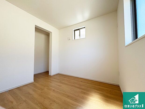 【洋室】シンプルな洋室は、自分好みのインテリアが楽しめます♪ご家族とインテリアや家具を選びに行くのは新築購入時の醍醐味の一つです。ぜひお楽しみください♪