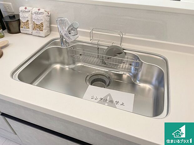 【シンク】蛇口の先端に浄水器を内蔵しています!原水と浄水、お湯と冷水、シャワーの切替えがワンタッチなので用途によって使い分けられます。