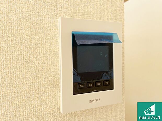 【カラーモニターインターホン】カラーモニターインターホン!声だけでなく来訪者の姿や顔がモニターで確認できるので、小さなお子様がいらっしゃるご家庭でも安心できます!