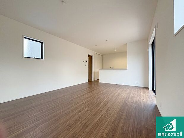 【居間・リビング】日当たり良好の明るいリビングで朝の目覚めもスッキリできそう！対面キッチンでご家族のコミュニケーションも自然と増える設計！小さなお子様が遊ぶスペースを作っても広々とくつろげるLDK！