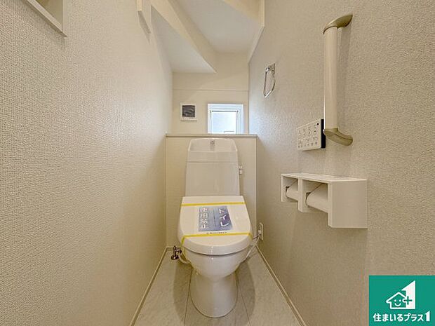 【トイレ】1・2階の2ヶ所にあるので、朝の忙しい時間の順番待ちもなく、深夜の利用にも大変便利です。