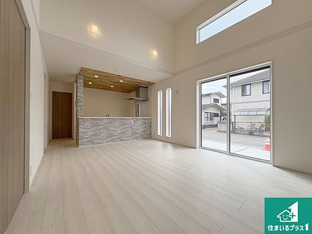 【居間・リビング】日当たり良好の明るいリビングで朝の目覚めもスッキリできそう！対面キッチンでご家族のコミュニケーションも自然と増える設計！小さなお子様が遊ぶスペースを作っても広々とくつろげるLDK！