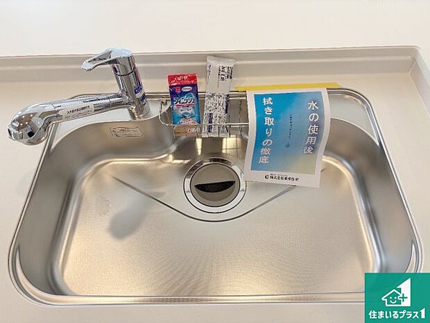 【キッチンシンク】蛇口の先端に浄水器を内蔵しています！原水と浄水、お湯と冷水、シャワーの切替えがワンタッチなので用途によって使い分けられます。