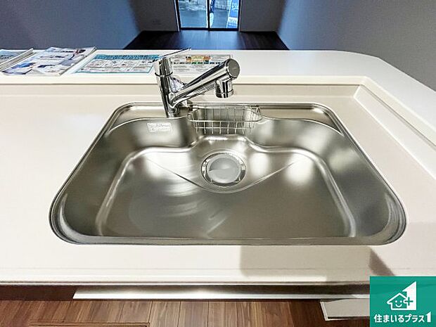 【シンク】蛇口の先端に浄水器を内蔵しています！原水と浄水、お湯と冷水、シャワーの切替えがワンタッチなので用途によって使い分けられます。