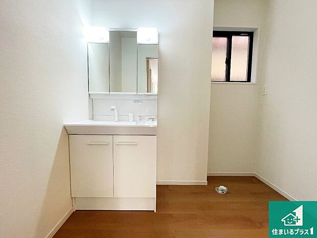 【独立洗面台】清潔感のある洗面台です。フラットな鏡は掃除がしやすく毎日清潔！鏡裏には収納があるのでスッキリとした洗面台が保てます。