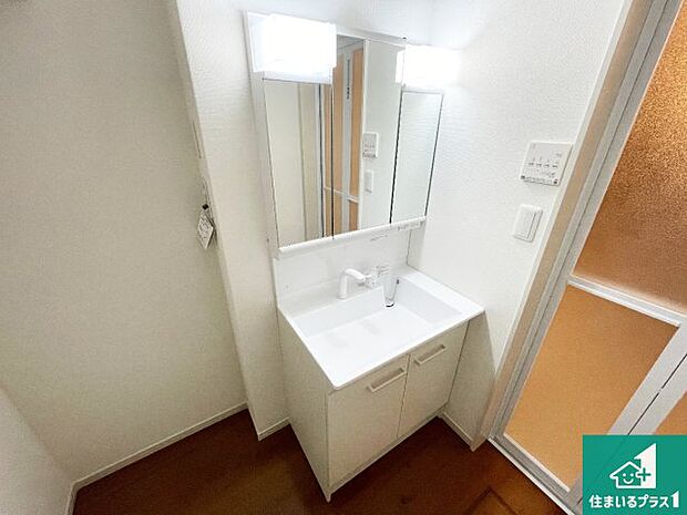 【独立洗面台】清潔感のある洗面台です。フラットな鏡は掃除がしやすく毎日清潔!鏡裏には収納があるのでスッキリとした洗面台が保てます。