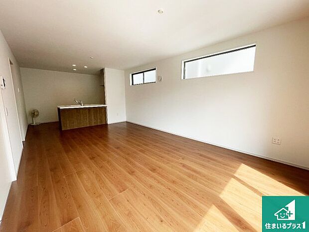 【居間・リビング】日当たり良好の明るいリビングで朝の目覚めもスッキリできそう!対面キッチンでご家族のコミュニケーションも自然と増える設計!小さなお子様が遊ぶスペースを作っても広々とくつろげるLDK!