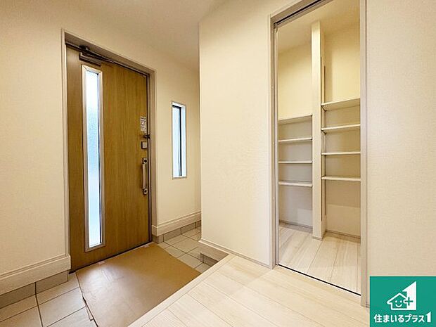 【玄関】シューズボックスにはたくさんの靴が収納できるので玄関周りはいつもスッキリ！ご家族が増えても安心！