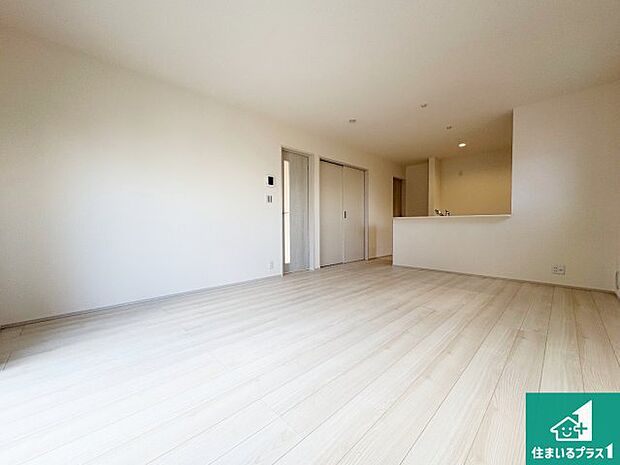 【居間・リビング】日当たり良好の明るいリビングで朝の目覚めもスッキリできそう！対面キッチンでご家族のコミュニケーションも自然と増える設計！小さなお子様が遊ぶスペースを作っても広々とくつろげるLDK！