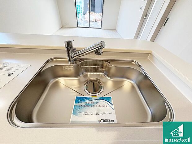 【キッチンシンク】蛇口の先端に浄水器を内蔵しています！原水と浄水、お湯と冷水、シャワーの切替えがワンタッチなので用途によって使い分けられます。