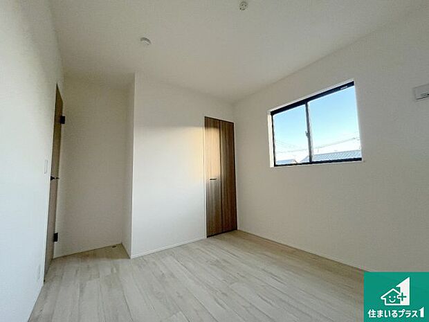 【洋室】シンプルな洋室は、自分好みのインテリアが楽しめます♪ご家族とインテリアや家具を選びに行くのは新築購入時の醍醐味の一つです。ぜひお楽しみください♪