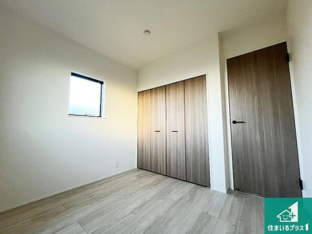 【洋室】シンプルな洋室は、自分好みのインテリアが楽しめます♪ご家族とインテリアや家具を選びに行くのは新築購入時の醍醐味の一つです。ぜひお楽しみください♪