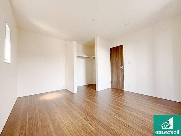 【洋室】シンプルな洋室は、自分好みのインテリアが楽しめます♪ご家族とインテリアや家具を選びに行くのは新築購入時の醍醐味の一つです。ぜひお楽しみください♪