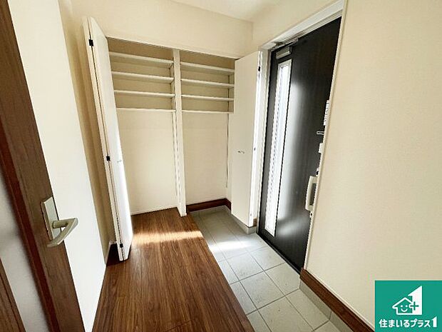 【玄関】シューズボックスにはたくさんの靴が収納できるので玄関周りはいつもスッキリ！ご家族が増えても安心！