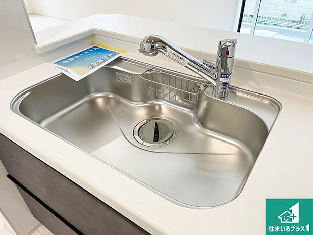 【キッチンシンク】蛇口の先端に浄水器を内蔵しています！原水と浄水、お湯と冷水、シャワーの切替えがワンタッチなので用途によって使い分けられます。