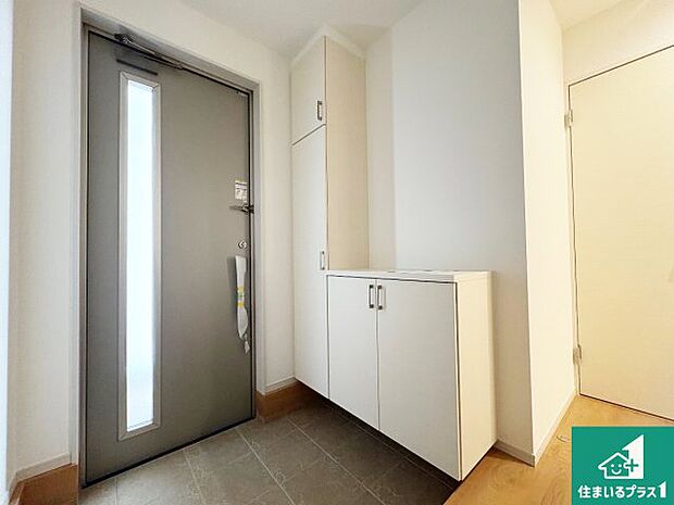 【玄関】シューズボックスにはたくさんの靴が収納できるので玄関周りはいつもスッキリ！ご家族が増えても安心！