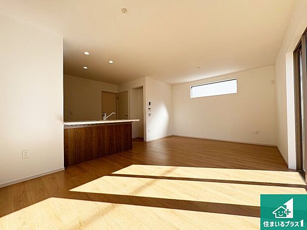 【居間・リビング】日当たり良好の明るいリビングで朝の目覚めもスッキリできそう！対面キッチンでご家族のコミュニケーションも自然と増える設計！小さなお子様が遊ぶスペースを作っても広々とくつろげるLDK！