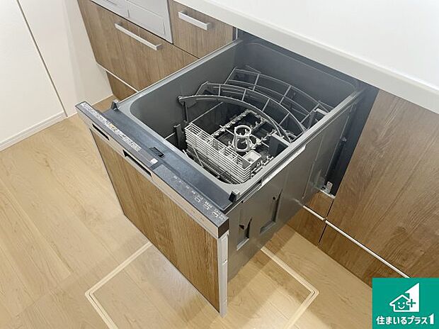 【食洗器】食事後の一仕事、食器洗いをボタン一つでお任せできちゃいます!場所を取らないビルトイン式なので、お料理スペースもしっかり確保!