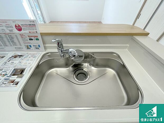 【キッチンシンク】蛇口の先端に浄水器を内蔵しています!原水と浄水、お湯と冷水、シャワーの切替えがワンタッチなので用途によって使い分けられます。