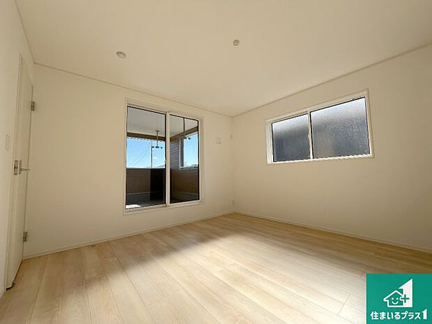 【洋室】シンプルな洋室は、自分好みのインテリアが楽しめます♪ご家族とインテリアや家具を選びに行くのは新築購入時の醍醐味の一つです。ぜひお楽しみください♪