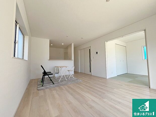 【居間・リビング】日当たり良好の明るいリビングで朝の目覚めもスッキリできそう!対面キッチンでご家族のコミュニケーションも自然と増える設計!小さなお子様が遊ぶスペースを作っても広々とくつろげるLDK!