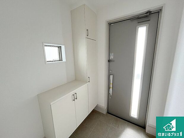 【玄関】シューズボックスにはたくさんの靴が収納できるので玄関周りはいつもスッキリ!ご家族が増えても安心!