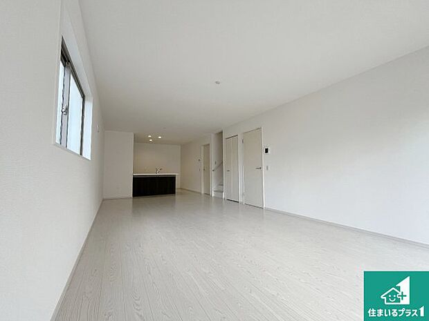 【居間・リビング】日当たり良好の明るいリビングで朝の目覚めもスッキリできそう!対面キッチンでご家族のコミュニケーションも自然と増える設計!小さなお子様が遊ぶスペースを作っても広々とくつろげるLDK!