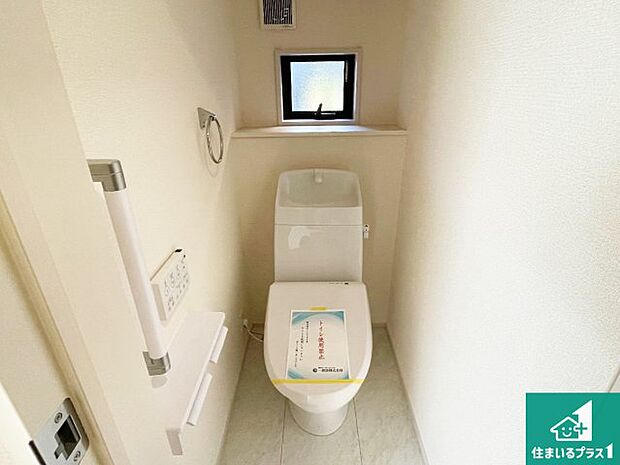 【独立洗面台】清潔感のある洗面台です。フラットな鏡は掃除がしやすく毎日清潔!ホースは引き出して使えるので洗顔やお掃除の際に便利です!