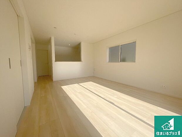 【居間・リビング】日当たり良好の明るいリビングで朝の目覚めもスッキリできそう!対面キッチンでご家族のコミュニケーションも自然と増える設計!小さなお子様が遊ぶスペースを作っても広々とくつろげるLDK!