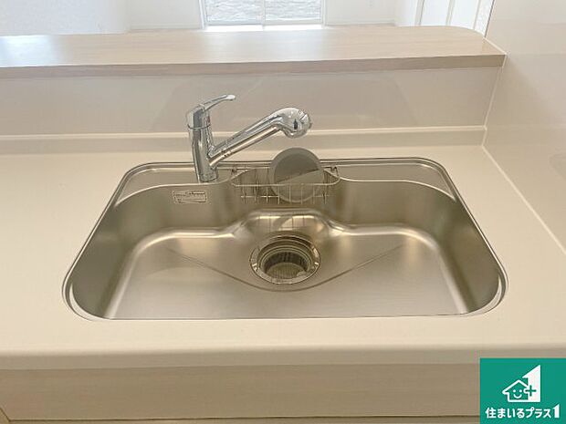 【キッチンシンク】蛇口の先端に浄水器を内蔵しています!原水と浄水、お湯と冷水、シャワーの切替えがワンタッチなので用途によって使い分けられます。