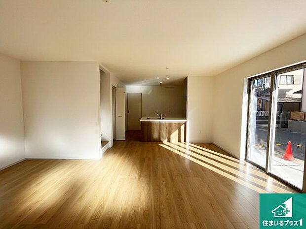 【居間・リビング】日当たり良好の明るいリビングで朝の目覚めもスッキリできそう！対面キッチンでご家族のコミュニケーションも自然と増える設計！小さなお子様が遊ぶスペースを作っても広々とくつろげるLDK！