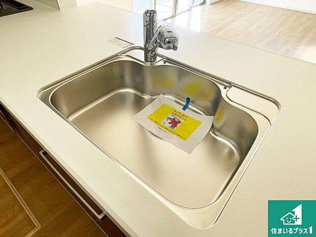 【キッチンシンク】蛇口の先端に浄水器を内蔵しています！原水と浄水、お湯と冷水、シャワーの切替えがワンタッチなので用途によって使い分けられます。