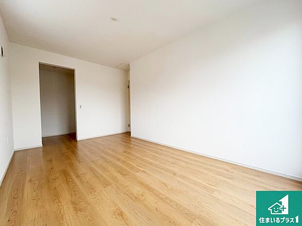 【洋室】シンプルな洋室は、自分好みのインテリアが楽しめます♪ご家族とインテリアや家具を選びに行くのは新築購入時の醍醐味の一つです。ぜひお楽しみください♪