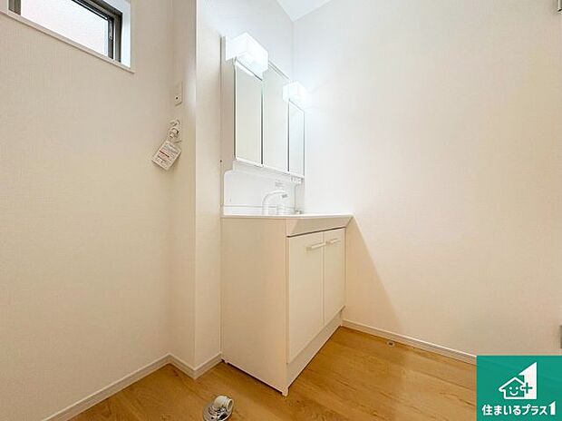 【独立洗面台】清潔感のある洗面台です。フラットな鏡は掃除がしやすく毎日清潔!鏡裏には収納があるのでスッキリとした洗面台が保てます。