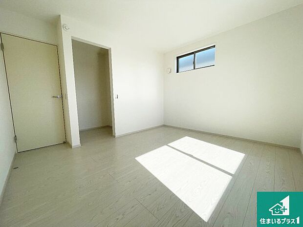 【洋室】収納スペースが充実しているので子供の成長に合わせてたくさん収納ができます！家族構成に合わせた様々な活用ができる収納！