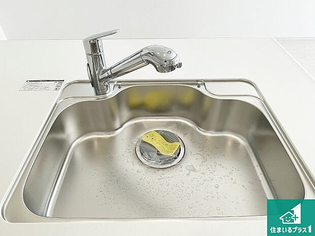 【シンク】蛇口の先端に浄水器を内蔵しています！原水と浄水、お湯と冷水、シャワーの切替えがワンタッチなので用途によって使い分けられます。