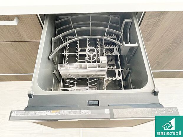 【食洗器】食事後の一仕事、食器洗いをボタン一つでお任せできちゃいます！場所を取らないビルトイン式なので、お料理スペースもしっかり確保！ 