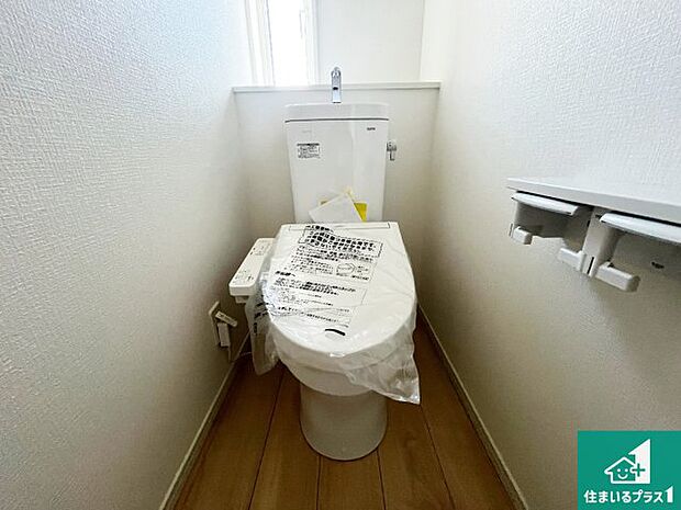 【トイレ】1・2階の2ヶ所にあるので、朝の忙しい時間の順番待ちもなく、深夜の利用にも大変便利です。