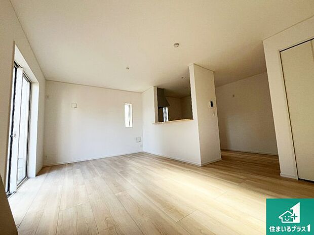 【居間・リビング】日当たり良好の明るいリビングで朝の目覚めもスッキリできそう！対面キッチンでご家族のコミュニケーションも自然と増える設計！小さなお子様が遊ぶスペースを作っても広々とくつろげるLDK！