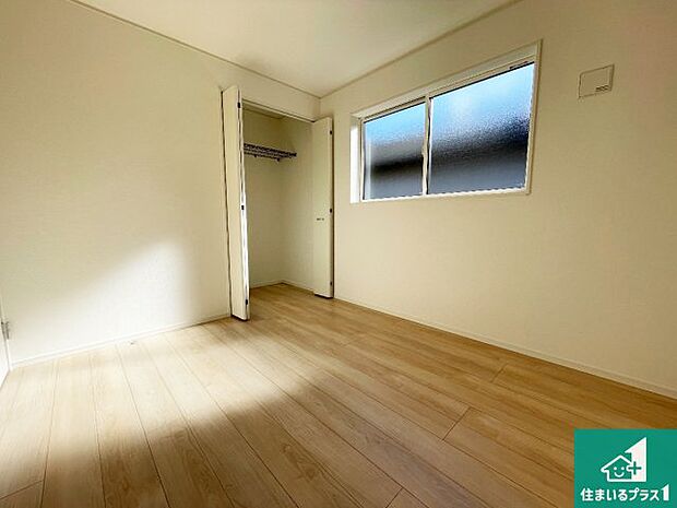 【居間・リビング】シンプルなリビングは、観葉植物等のインテリアを楽しめますね!パパ好みにも、ママ好みにも家具次第で雰囲気を変えることができます!