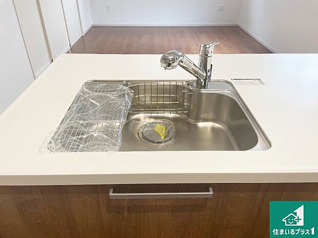 【キッチンシンク】蛇口の先端に浄水器を内蔵しています!原水と浄水、お湯と冷水、シャワーの切替えがワンタッチなので用途によって使い分けられます。